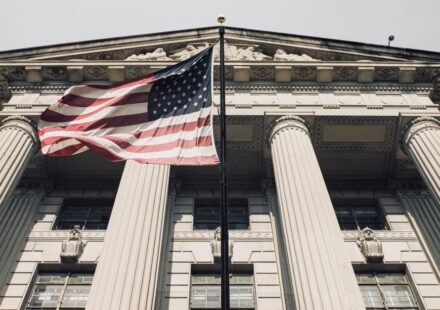 How US Federal Reserve Rate Decisions Affect Indian Stock Markets