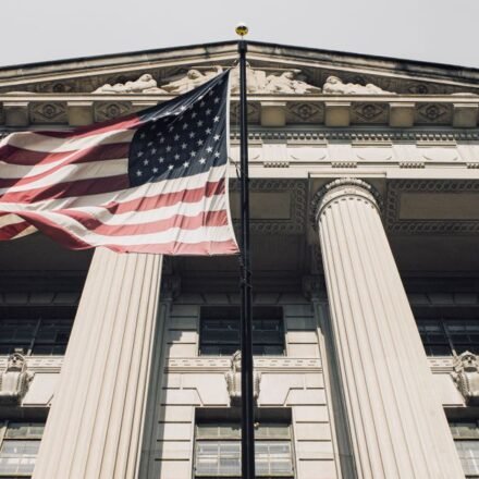 How US Federal Reserve Rate Decisions Affect Indian Stock Markets